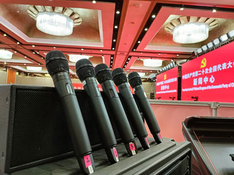 鐵三角ATW-T5202/C710無(wú)線手持話筒照片 鐵三角ATW-T5202/C710無(wú)線手持話筒照片